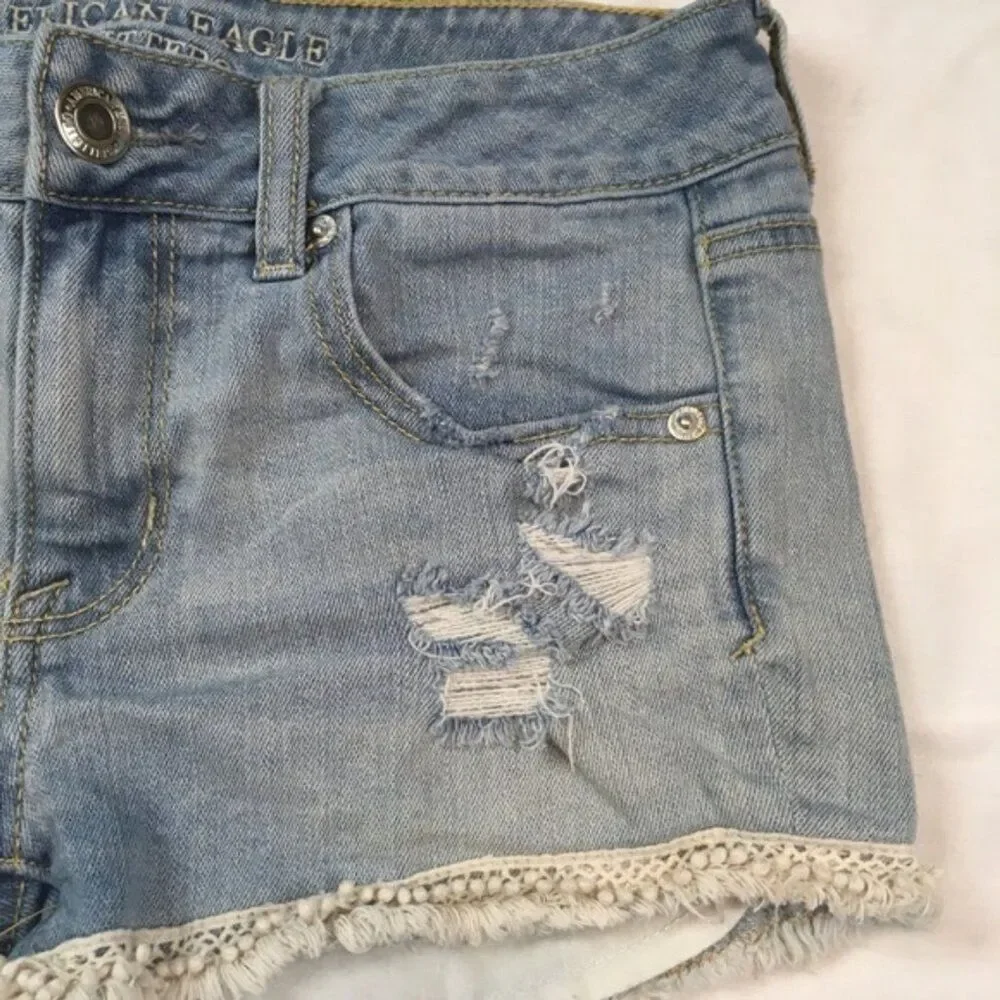American Eagle Womens Size 2 Medium Wash Blue Distressed Crochet Shortie Shorts